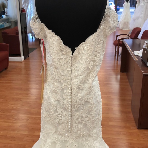 Ivory wedding gown with sequins, faux pearls - Picture 5 of 8